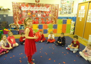 Dziewczynka stoi na środku dywaniu.