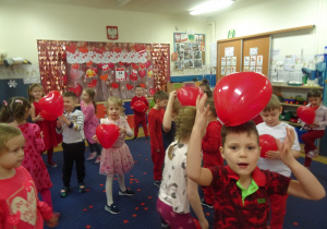 Wspólna zabawa dzieci balonami.