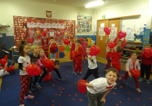 Wspólna zabawa dzieci balonami.