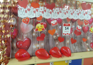 Dekoracja z czerwonych balonów.