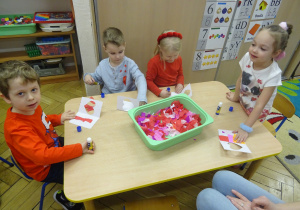 Kolejna grupa dzieci siedzi przy stoliku.