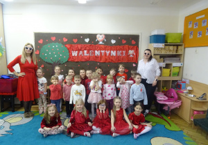 Grupa dzieci pozuje do zdjęcia.