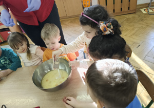 Dziewczynka wsypuje proszek do pieczenia.