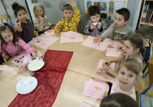 Grupa dzieci smakuje gofry.