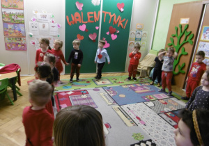 Grupa dzieci stoi jedno obok drugiego.