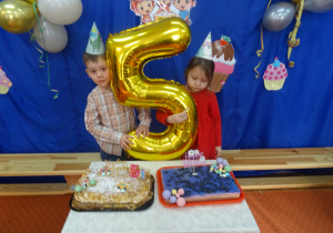 Dwoje innych solenizantów stoi przy cieście.