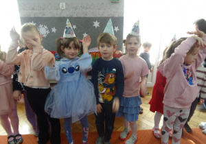 Dzieci podczas współnych pląsów.