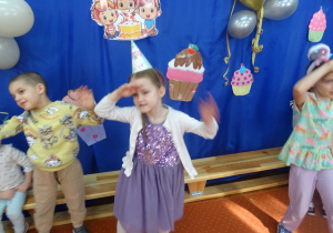 Dziewczynka podczas zabaw tanecznych.