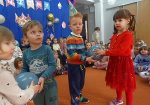 Grupa dzieci stoi razem w parze.