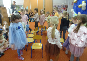 Dzieci podczas zabawy z krzesełkami.