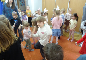 Współne tańce na sali przedszkolnej.