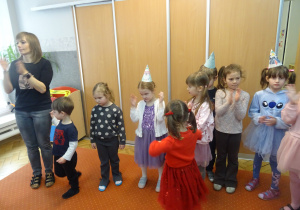 Grupa dzieci stoi obok siebie.