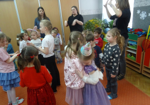 Dzieci podczas wspólnej zabawy.