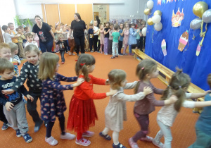 Dzieci podczas zabaw ruchowej