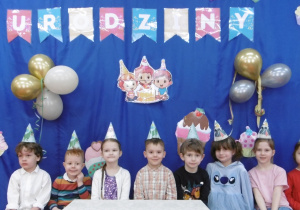 Solenizanci podczas składania życzeń urodzinowych.