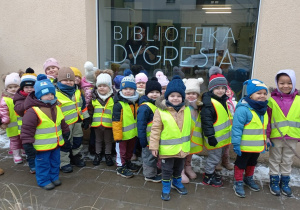Tuptusie przed biblioteką.