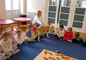 Pani Agnieszka głaszcze psa.