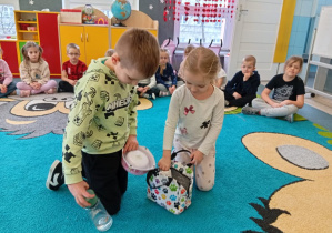 Dzieci szykują miskę z wodą dla psa.