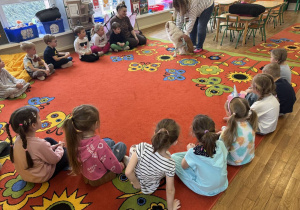 Żaczki siedzą w kole.