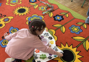 Dziewczynka szykuje dla psa miskę z wodą.