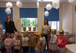 Dzieci urodzinowe i Pani Sylwia.