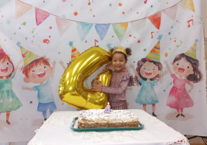 Dziewczynka z balonem z cyfrą 4.