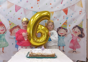 Dziewczynki z balonem z cyfrą 6.