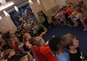 Dzieci tańczą w kole.