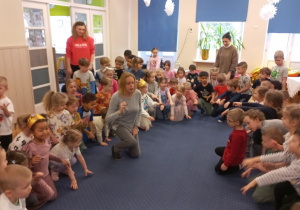 Dzieci tańczą w kole.