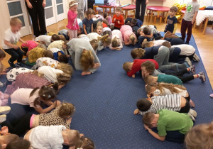 Dzieci tańczą w kole.