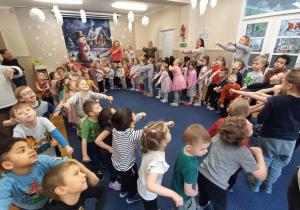 Dzieci tańczą w kole.