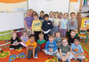 Żaczki z nową tablicą w sali.