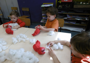 Dwoje dzieci siedzi przy stole.