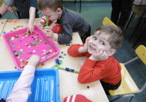 Dwóch innych chłopców wyszukuje kolorowe elementy.