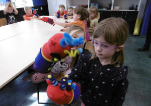 Dziewczynka trzyma wykonaną przez siebie pracę.