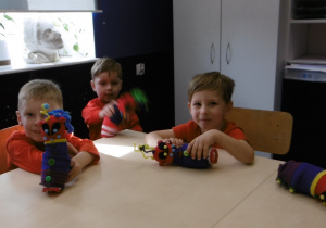 Grupa chłopców siedzi przy stoliku.