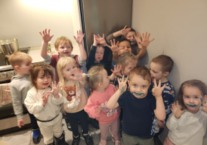 Tuptusie pokazują rączki.