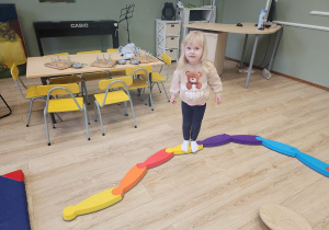 Chłopiec na ścieżce sensorycznej.