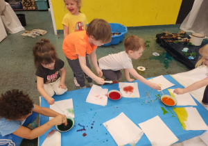 Dzieci bawią się farbami.