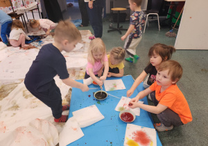 Dzieci bawią się farbami.