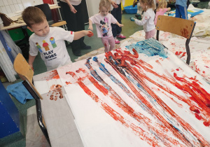 Dzieci bawią się farbami.