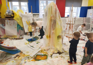 Sala zabaw w której dzieci mogły wszędzie malować farbami.