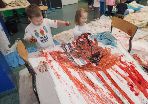 Dzieci bawią się farbami.