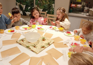 Dzieci robią deserki.