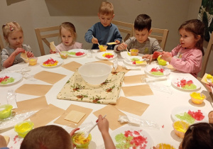 Dzieci robią deserki.