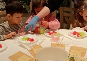 Dzieci robią deserki.