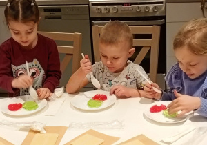 Dzieci robią deserki.