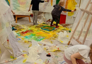 Dzieci malują rączkami.