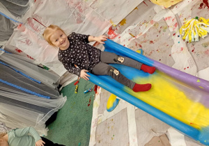 Dziewczynka na zjeżdżalni.