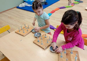 Dziewczynki majsterkują.